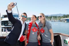 Ein Selfie fürs Poesie-Album: Der Team-Videoanalyst Michele Fraschina mit den Schweizer Spielerinnen Fabienne Humm (mitte) und Ana Maria Crnogorcevic. (Bild: KEYSTONE / SALVATORE DI NOLFI)