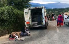 In Amatrice sitzt eine Nonne bei einem Opfer des Erdbebens.