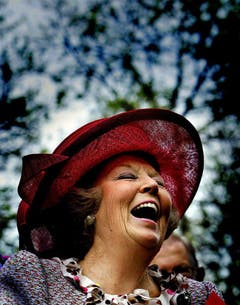 Während die holländische Königin Beatrix am 30. April 2005, dem Königinnentag, durch Scheveningen läuft, hat sie allen Grund zum Lachen. (Bild: Keystone)