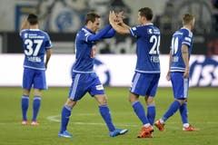 Die Luzerner mit Jerome Thiesson (Mitte links) und Remo Freuler (Mitte rechts) feiern das 1:1. (Bild: Keystone / Urs Flüeler)