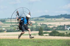 Ein Mann demonstriert sein Trike unter dem Motto "Piste frei für elektrische Ultraleichtflugzeuge" auf dem Flugplatz in Schaffhausen. (Bild: Keystone / ENNIO LEANZA)