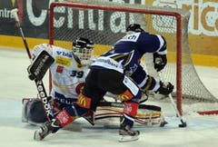 Zugs Josh Holden trifft zum 5:2 und lässt Marco Bührer alt aussehen. (Bild: Keystone)
