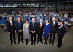 2016 (von links): Alain Berset, Didier Burkhalter, Doris Leuthard, Bundespräsident Johann Schneider-Ammann, Ueli Maurer, Simonetta Sommaruga, Guy Parmelin und Bundeskanzler Walter Thurnherr posieren in einer Werkplatz-Umgebung in Bern. (Bild: Bundeskanzlei Edouard Rieben)