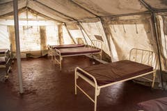 Krankenbetten im westafrikanischen Staat Sierra Leone: Hier werden Ebola-Patienten gebettet. (Bild: Keystone)