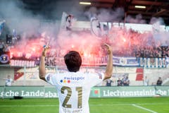 Dario Lezcano jubelt vor den mitgereisten Fans. (Bild: Keystone)
