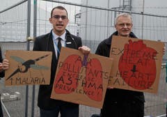Eine Lungenspezialist und ein Herzspezialist wagen eine kritische Zweierdemo. (Bild: AP Photo/Michel Euler)