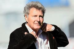 Jochen Dries (69, ehemaliger NLA-Trainer): «Ich habe am Sonntagmorgen vor einem NLA-Spiel noch eigenhändig den Kleinfeld-Rasen gemäht, weil ich mich vor dem gegnerischen Team über den Zustand des Spielfeldes schämte. Die einen Anwohner haben mir Kaffee und Gipfeli gebracht, die anderen Anwohner haben die Polizei gerufen. Ich habe es für den SC Kriens getan.» (tbu.) (Bild: GIAN EHRENZELLER)