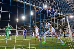 Luzerns Remo Freuler ärgert sich über den vergebenen Penalty während sich Basels Tomas Vaclik (links) feiern lässt. (Bild: Philipp Schmidli)