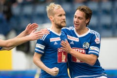 Markus Neumayr (links) und Michael Frey feiern das Penalty-Tor zum 1:0. (Bild: Keystone / Urs Flüeler)