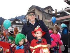 Alt-Landrat Josef Blättler mit zwei seiner Grosskinder. (Bild: Kurt Liembd / Neue NZ)