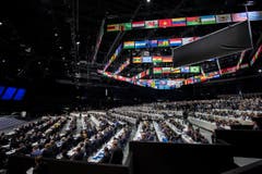 Drinnen tagt derweil der 65. Fifa-Kongress. (Bild: EPA/PATRICK B. KRAEMER)