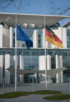 Die Flaggen in Berlin wurden auf Halbmast gesetzt. (Bild: Keystone)