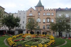 Architektur und Blumenmeer in Liens (Südtirol) (Bild: Heinrich Inderbitzin)
