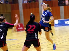 Lynn Schwander vom LK Zug springt höher als die Abwehr um Noëlle Frey (rechts) von den Spono Eagles. (Bild: Werner Schelbert)