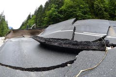 Strasse mitgerissen im Tirol. (Bild: Keystone)