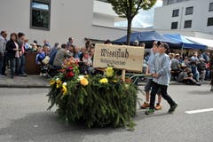 Das Schild auf dem Wagen gibt an, von welcher Alp die Tiere und Älpler zurück kehren. (Bild: Christoph Riebli)