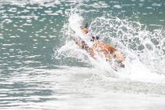 ... anschliessend folgt die Arbeit im Wasser. (Bild: Maria Schmid / Neue ZZ)