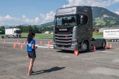 Die Trucker messen sich im Geschicklichkeitsparcours. (Bild: Boris Bürgisser, Luzerner Zeitung / Alpnach, 27.05.2017)