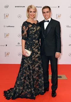 Weltmeister mit Blondine: Der deutsche Fussballer Philipp Lahm mit Ehefrau Claudia. (Bild: Keystone)
