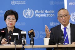 Die Weltgesundheitsorganisation WHO erklärt Ebola zum internationalen Gesundheitsnotfall. Im Bild die WHO-Direktorin Margret Chan und Keiji Fukuda, Assistant Director-General für Gesundheitssicherheit und Umwelt bei der WHO. (Bild: Keystone)