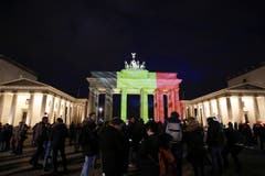 In den belgischen Nationalfarben beleuchtet: Das Brandenburger Tor in Berlin … (Bild: AP Photo / Markus Schreiber)