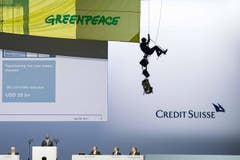 SWISS PRESS PHOTO 18 - 3. PREIS AKTUALITÄT: ENNIO LEANZA - Greenpeace-Aktivisten protestieren an der GV der Credit Suisse im Hallenstadion. (Bild: (SWISS PRESS PHOTO/Ennio Leanza fuer KEYSTONE))