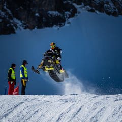 Ein Schneetöff hebt ab. (Bild: Roger Gruetter | Neue LZ)