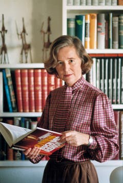 Leichte Lektüre: Elisabeth Kopp mit dem Guinness Buch der Rekorde in ihrem Haus im zürcherischen Zumikon. (Bild: Keystone)