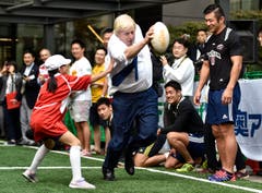 Mit konzentriertem Blick schnurstracks geradeaus: Londons Bürgermeister Boris Johnson zeigt, wos lang geht. (Bild: AP / Stefan Rousseau)