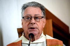 Der Wallfahrtspfarrer Albert Fuchs predigt. (Bild: Romano Cuonz)