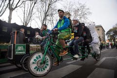 Vier Männer und ein Bär sorgen sich ums Klima. (Bild: EPA / Etienne Laurent)