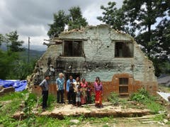 Ruth Odermatt (zweite von links) mit ìBuddhiî (links) dem Vertrauensmann der Odermatts, der Chef einer Garage in Kathmandu ist. Rechts von Ruth mit dem hellblauen Hemd ein Mechaniker von Buddhi mit seiner Familie. (Bild: Walter Odermatt)