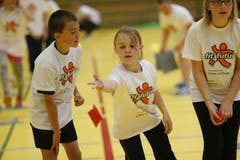 Im nur scheinbaren Durcheinander der aufgedrehten Kinder spielt man Handball, Volleyball oder undurchschaubare Stafetten, Rätsellösen am Ende inklusive. (Bild: Stefan Kaiser / Neue ZZ)