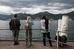 Besucher fotografieren die Dampfparade in Weggis. (Bild: Alexandra Wey / Keystone)