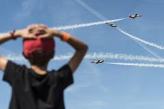Ein junger Zuschauer beobachtet die spanische Patrulla Aguila Casa in ihren C-101 Aviojets. (Bild: Keystone)