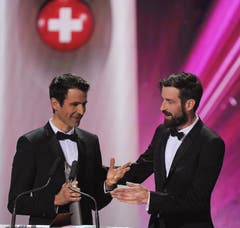 Die Taschenhersteller Markus (links) und Daniel Freitag gewinnen den SwissAward in der Kategorie Wirtschaft. (Bild: Keystone)