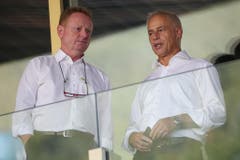Luzerns Sportchef Rolf Fringer (links) in der Loge mit Präsident Rudolf Stäger. (Bild: Philipp Schmidli)