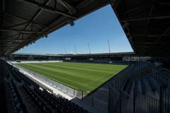 Auf dem Rasen ist der FC Biel zu Hause. Der Fussballverein gehört dank etwas Glück und einem Lizenzentscheid der Liga nach wie vor der zweithöchsten Spielklasse an. (Bild: Keystone / Peter Schneider)
