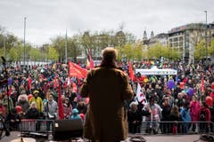 Kantonsrat Markus Bischoff spricht am traditionellen 1. Mai-Umzug in Zürich. (Bild: KEYSTONE/Ennio Leanza)