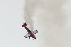 Die Französin Catherine Maunoury beim Demonstrationsflug Extra C 330. (Bild: Francois Mori)