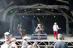 Kim Carson spielt am Samstag bei schönstem Sonnenschein. (Bild: Manuela Jans (Neue LZ))
