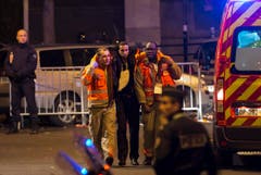 Verwundete werden aus dem Stade de France geleitet. (Bild: EPA/Ian Langsdon)