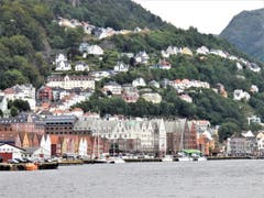 Wie es schon der Name sagt, «Bergen in Norwegen ist tatsächlich umgeben von Bergen». (Bild: Margrith Imhof-Röthlin)