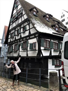 Ganz schön schief steht dieses altgotische Haus in Ulm, man kann spassen und sich sogar anpassen! (Bild: Margrith Imhof-Röthlin)