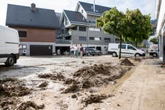 Schmutz und Geröll auf den Strassen von Pfäffikon. (Bild: Keystone / Alexandra Wey)