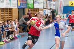 Samira Schardt von Stans (links) gegen die Topskorerin von GC Chantal Wicki (Bild: Roger Grütter)