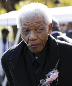 Nelson Mandela bei der Beerdigung seiner Urgrostochter Zenani Mandela in Johannesburg im Juni 2010. (Bild: Keystone)