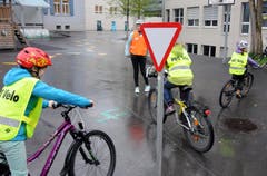 Zum Kurs gehört auch das Kennenlernen der Verkehrszeichen. (Bild: Markus von Rotz (Neue NZ))