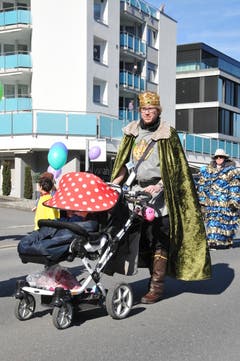 An der Kinderfasnacht Hergiswil sorgten längst nicht nur die Kleinen für die fasnächtliche Stimmung. (Bild: Matthias Piazza (Hergiswil, 17. Februar 2017))