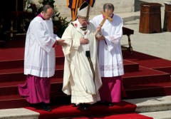 Hilfe für den neu geweihten Papst auf den Treppen im Vatikan. (Bild: Keystone)